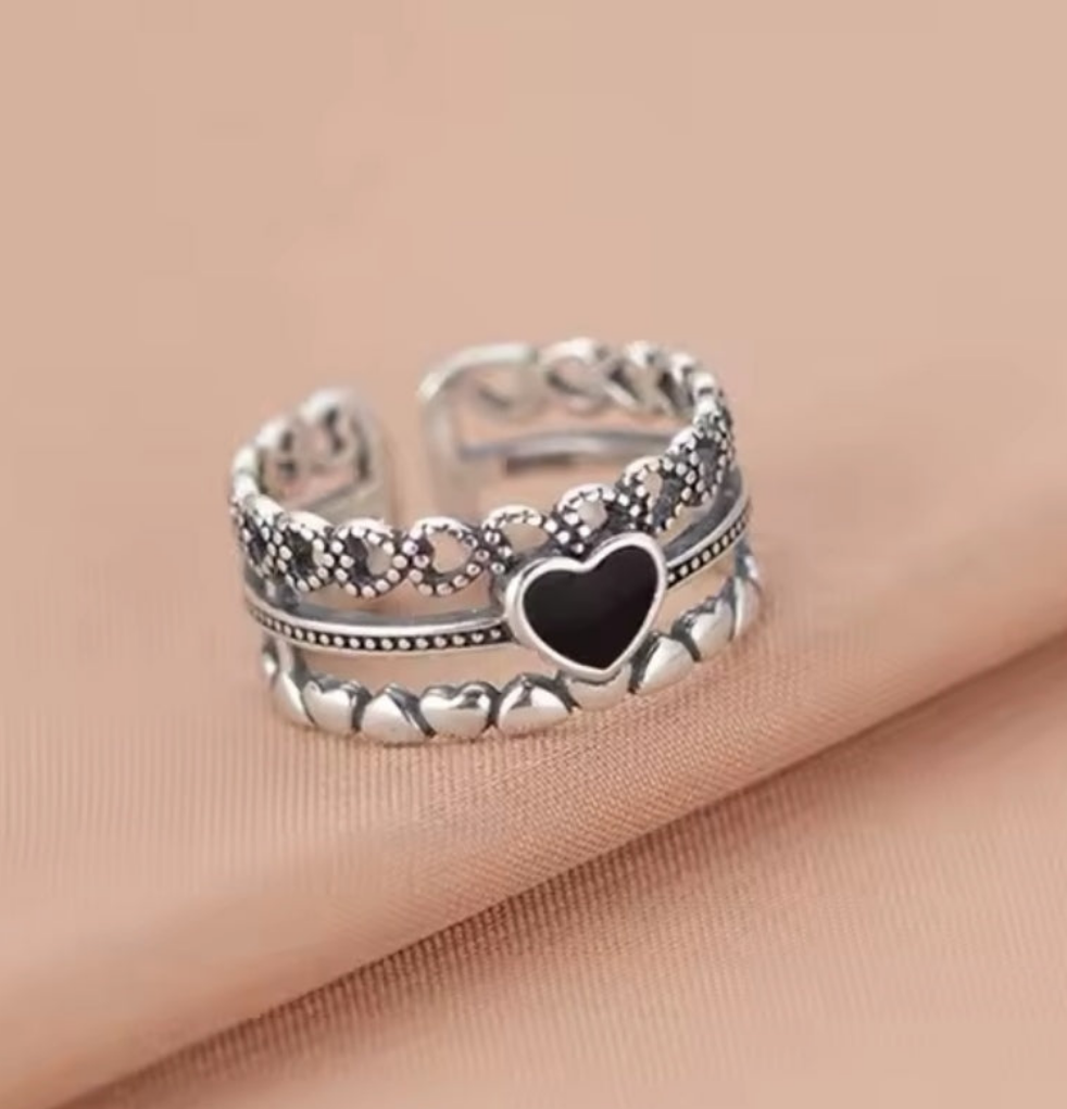 Verstellbarer 3-reihiger Ring mit Herzverzierung
