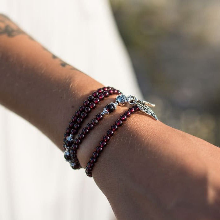 Mehrreihiges Armband “Fülle und Mut“ aus Granat