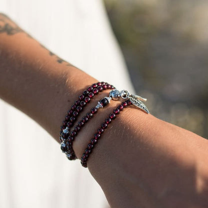 Mehrreihiges Armband “Fülle und Mut“ aus Granat
