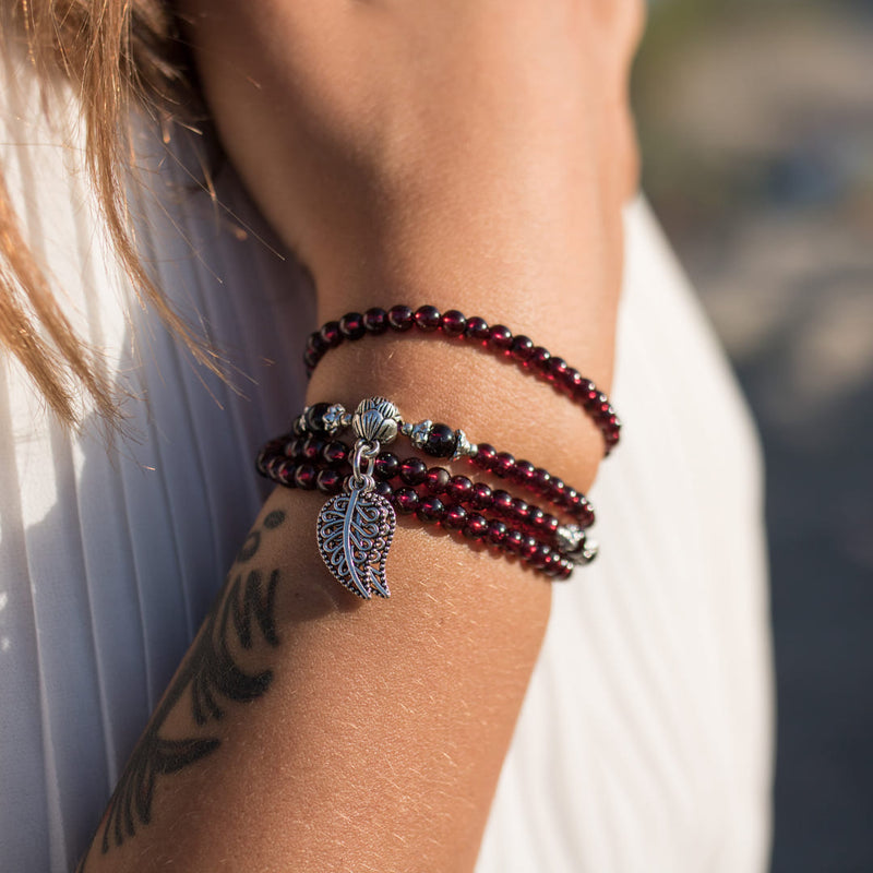 Mehrreihiges Armband “Fülle und Mut“ aus Granat