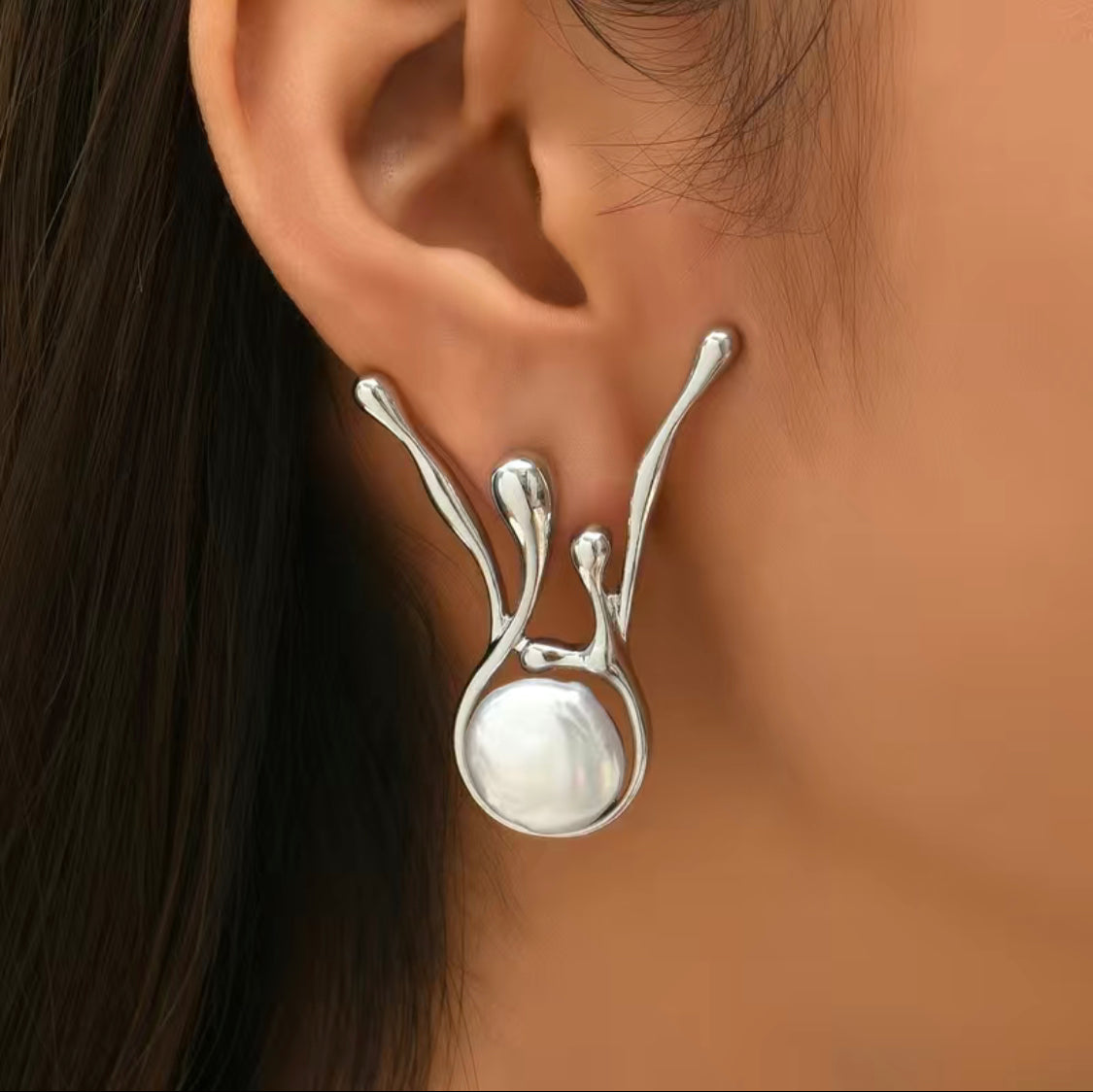 Abstrakte Ohrringe mit Kunstperlen