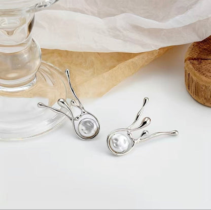 Abstrakte Ohrringe mit Kunstperlen