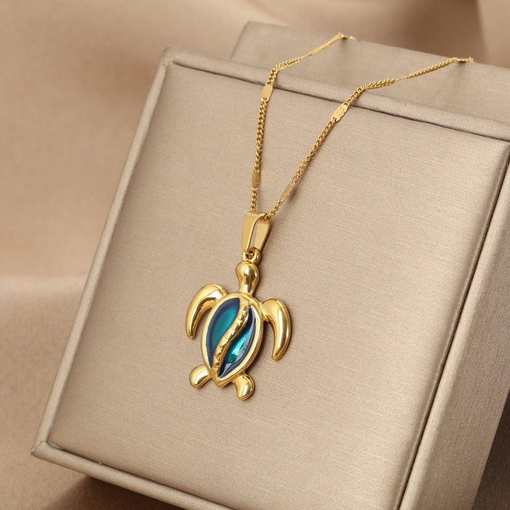 Goldkette mit Schildkröte und blauem Opal