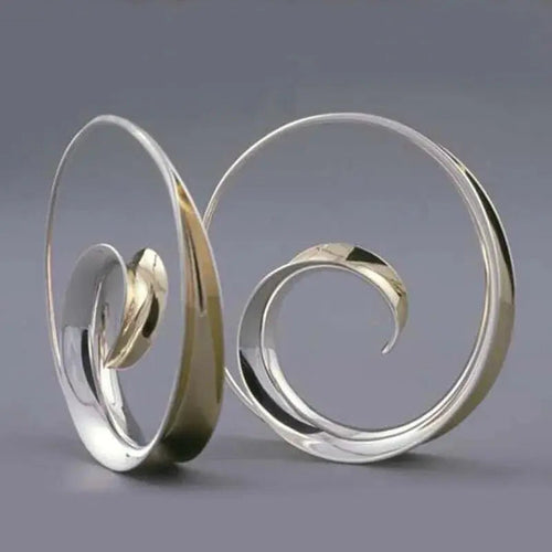 Vintage-Ohrringe mit spiralförmigen Wellen